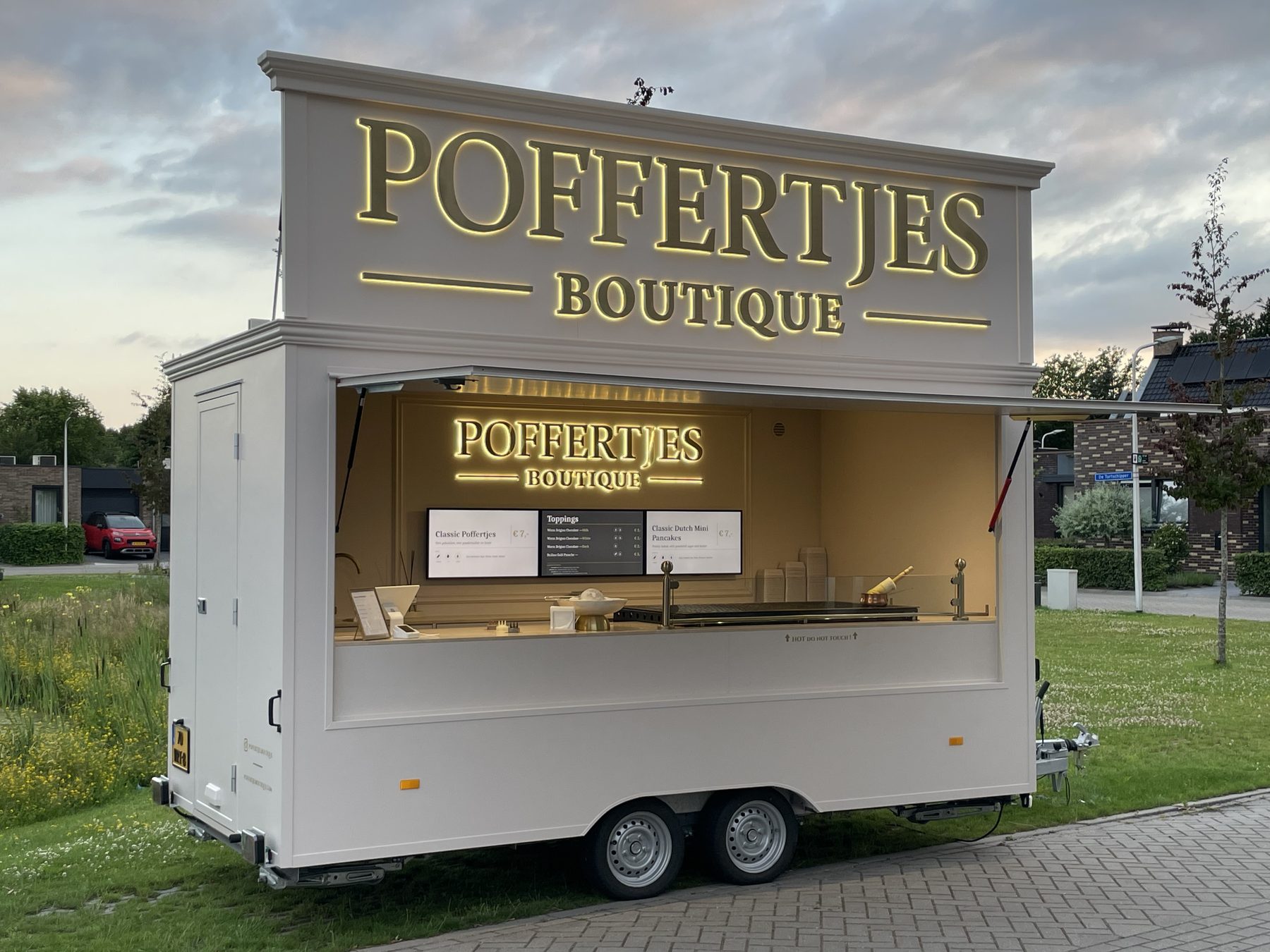 Poffertjeskraam Poffertjes Boutique geopend, met verlicht logo en bakplaat