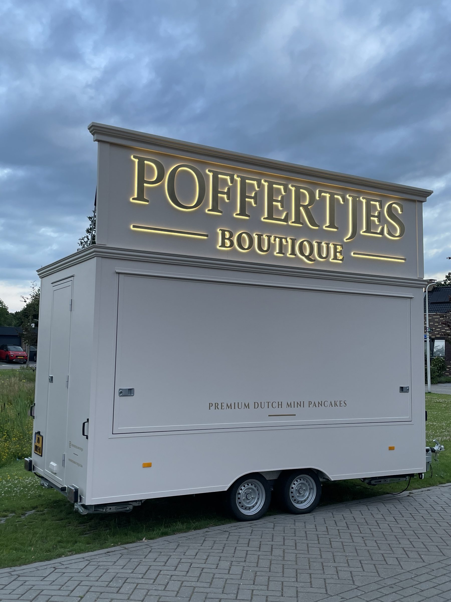 Mobiele poffertjeskraam van Poffertjes Boutique bij zonsondergang